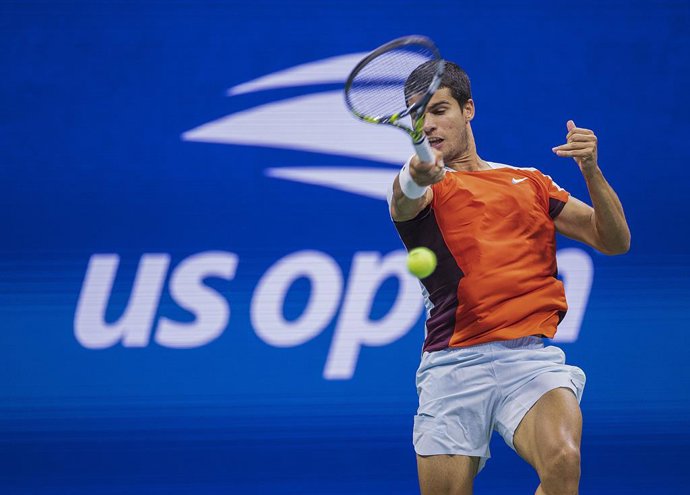 07 September 2022, US, Flushing Meadows: Spanish tennis player Carlos Alcaraz in action against Italy's Jannik Sinner during their Men's singles quarter final of the US Open tennis tournament at Arthur Ashe Stadium. Photo: Javier Rojas/Prensa Internacio