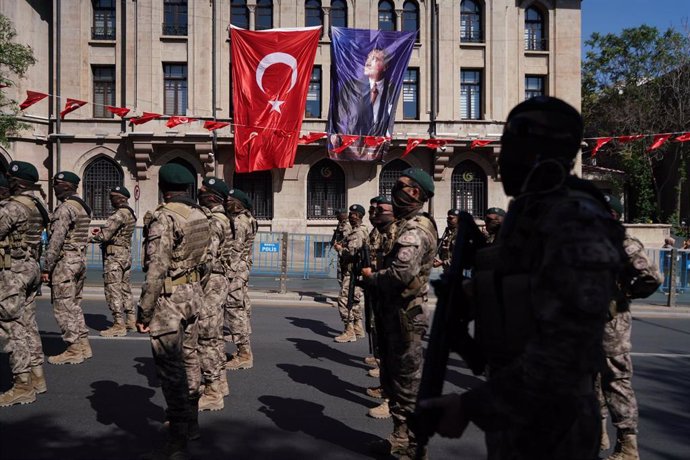 La policía turca marcha durante un desfile militar. 