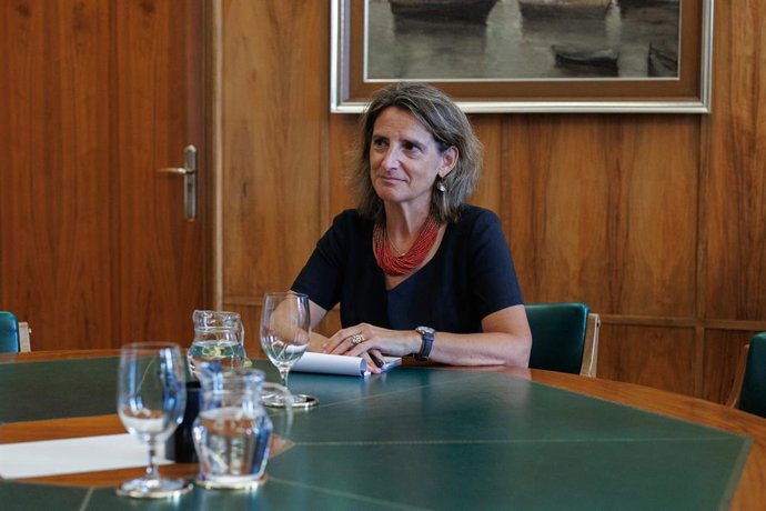 La vicepresidenta tercera del Gobierno y ministra para la Transición Ecológica y el Reto Demográfico, Teresa Ribera, en el inicio de una nueva ronda de conversaciones para diseñar el plan de contingencia, a 26 de agosto de 2022, en Madrid (España). Los 