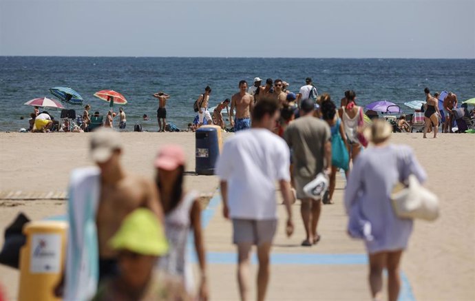 Bañistas disfrutan en la Playa de la Malvarrosa, a 12 de agosto de 2022, en Valencia, Comunidad Valenciana (España). 