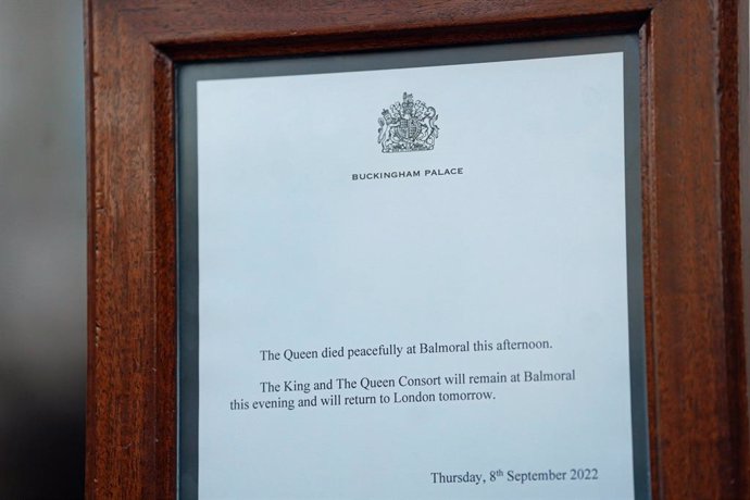 08 September 2022, United Kingdom, London: A general view of a notice on the gates of Buckingham Palace in London announcing the death of Queen Elizabeth II. Photo: Victoria Jones/PA Wire/dpa