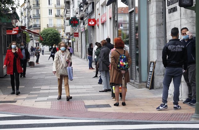 Archivo - Gente por la calle en el centro de Santander. Comercios del casco viejo de la ciudad en foto de archivo