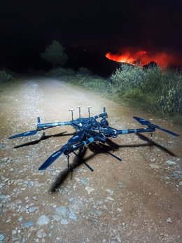 Tareas de extinción del Infoca con drones en el incendio forestal de Los Guájares (Granada)