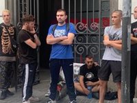 El miembro de la plataforma Hasel que se encadenó en la sede del PSC de Lleida se desencadena