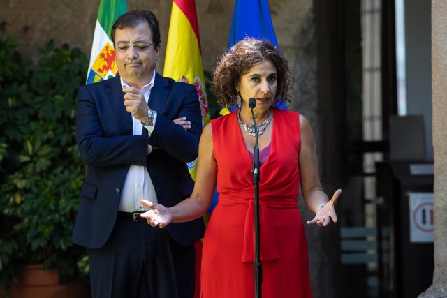 La ministra de Hacienda, María Jesús Montero, y el presidente de la Junta de Extremadura, Guillermo Fernández Vara, tras mantener una reunión en Mérida