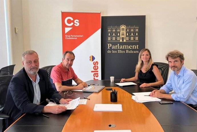 La coordinadora y portavoz de Cs Baleares en el Parlament, Patricia Guasp, junto con los diputados del grupo parlamentario Jesús Méndez, Juanma Gómez y Marc Pérez-Ribas.