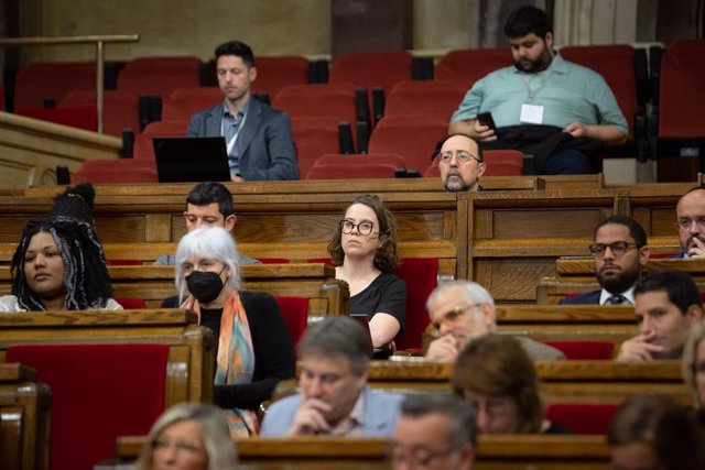 Archivo - La diputada por la CUP, Eulàlia Reguant (c), durante una sesión plenaria, en el Parlament de Cataluña, a 25 de mayo de 2022, en Barcelona, Cataluña (España). El pleno del Parlament gira en torno al debate a la totalidad de la proposición de ley 