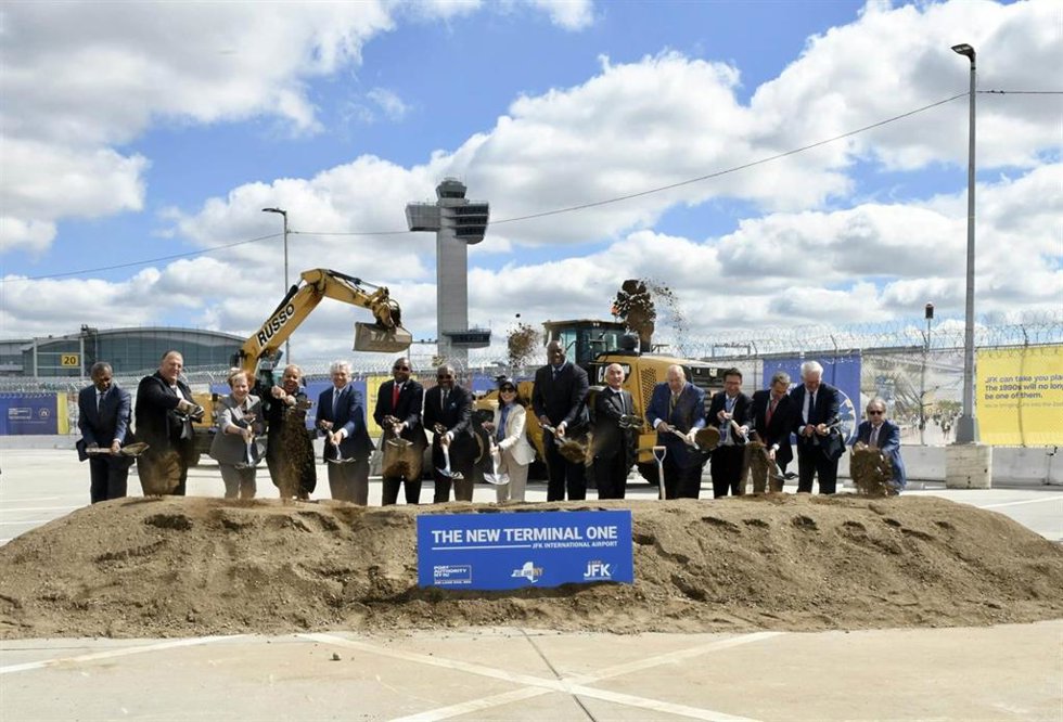 Acto de colocación de la primera piedra de la New Terminal One