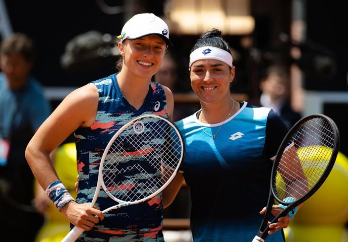 Archivo - Iga Swiatek of Poland & Ons Jabeur of Tunisia pose for a photo ahead of the final of the 2022 Internazionali BNL D'Italia WTA 1000 tennis tournament