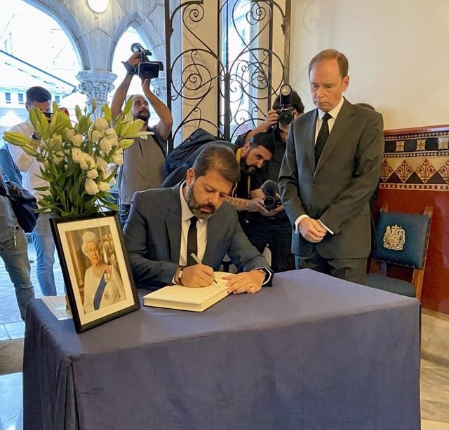 Picardo, junto al Gobernador de Gibraltar, firma en el libro de condolencias por la muerte de Isabel II.