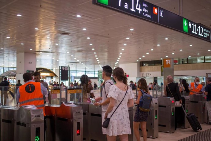Usuarios en la estación de Sants de Barcelona este viernes.