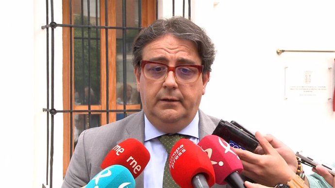 Imagen de archivo del vicepresidente segundo y consejero de Sanidad y Servicios Sociales de la Junta de Extremadura, José María Vergeles, en declaraciones a los medios de comunicación