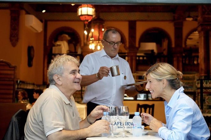 La vicepresidenta del Gobierno y ministra de Trabajo, Yolanada Díaz, junto al escrtitor Bernardo Atxaga