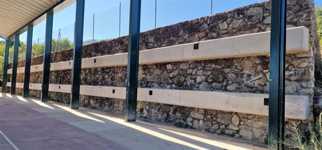 Muro junto a la pista polideportiva de Casas del Castañar que ha sido reforzado