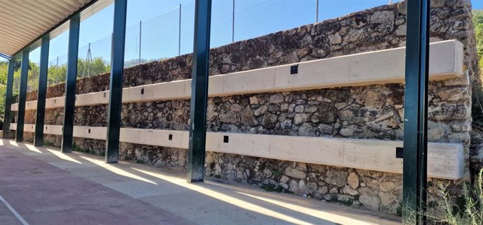Muro junto a la pista polideportiva de Casas del Castañar que ha sido reforzado