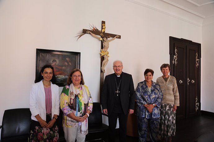 La presidenta del Consejo Directivo de la UCAV y directora general del Instituto Secular Cruzadas de Santa María, Lydia Jiménez, y la rectora de la Universidad Católica de Ávila (UCAV), M del Rosario Sáez Yuguero, en la Cátedra Episcopal celebrada en R