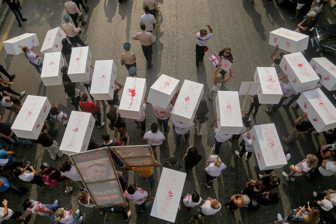 Archivo - Familiares de las víctimas de las explosiones del 4 de agosto de 2020 en el puerto de Beirut durante un acto de conmemoración del segundo aniversario de la tragedia en Líbano