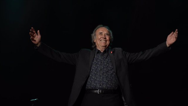 Archivo - El cantautor Joan Manuel Serrat durante su concierto en el Auditorio Castrelos, a 10 de julio de 2022, en Vigo, Pontevedra