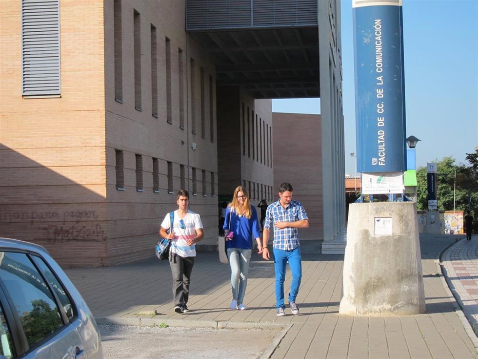 Archivo - Universitarios saliendo de la Facultad de Ciencias de la Comunicación