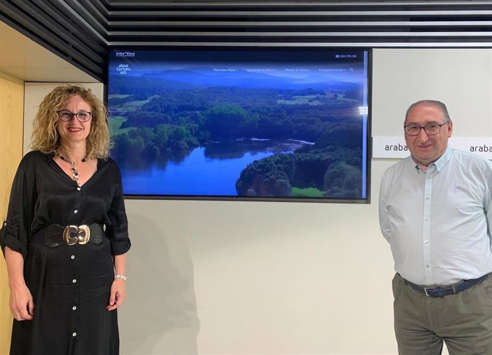 Archivo - La diputada foral de Fomento del Empleo, Comercio y Turismo, Cristina González, y el director del área, Felipe García,