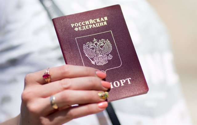 Archivo - Pasaporte ruso (Archivo)