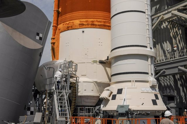 Personal de la NASA realiza trabajos de sellado en la línea de alimentación de combustible al cohete SLS