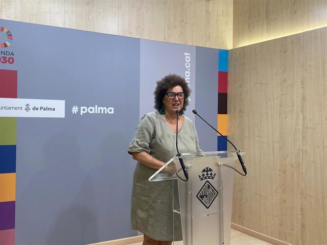 La regidora de Turismo, Sanidad y Consumo, Elena Navarro, en la rueda de prensa de este viernes.