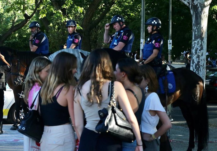 Archivo - Varios policías montados a caballo controlan la multitud de estudiantes, en Madrid (España).