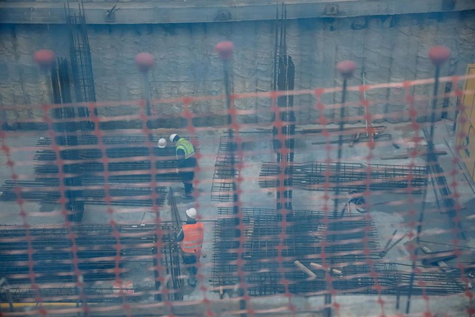 Archivo - Dos obreros trabajando en el forjado de un edificio, en Vallecas