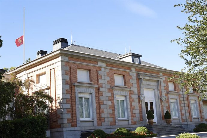 El guión del Rey ondea a media asta en el Palacio de la Zarzuela por Isabel II
