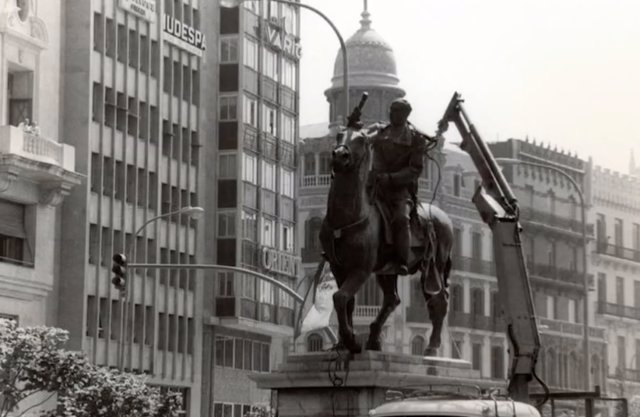 Retirada de la estatua ecuestre de Franco --el 9 de septiembre de 1983-- de la plaza del Ayuntamiento de València