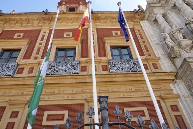 Imagen en el Palacio de San Telmo de la bandera de Andalucía a media asta al decretarse luto por la muerte de la reina Isabel II