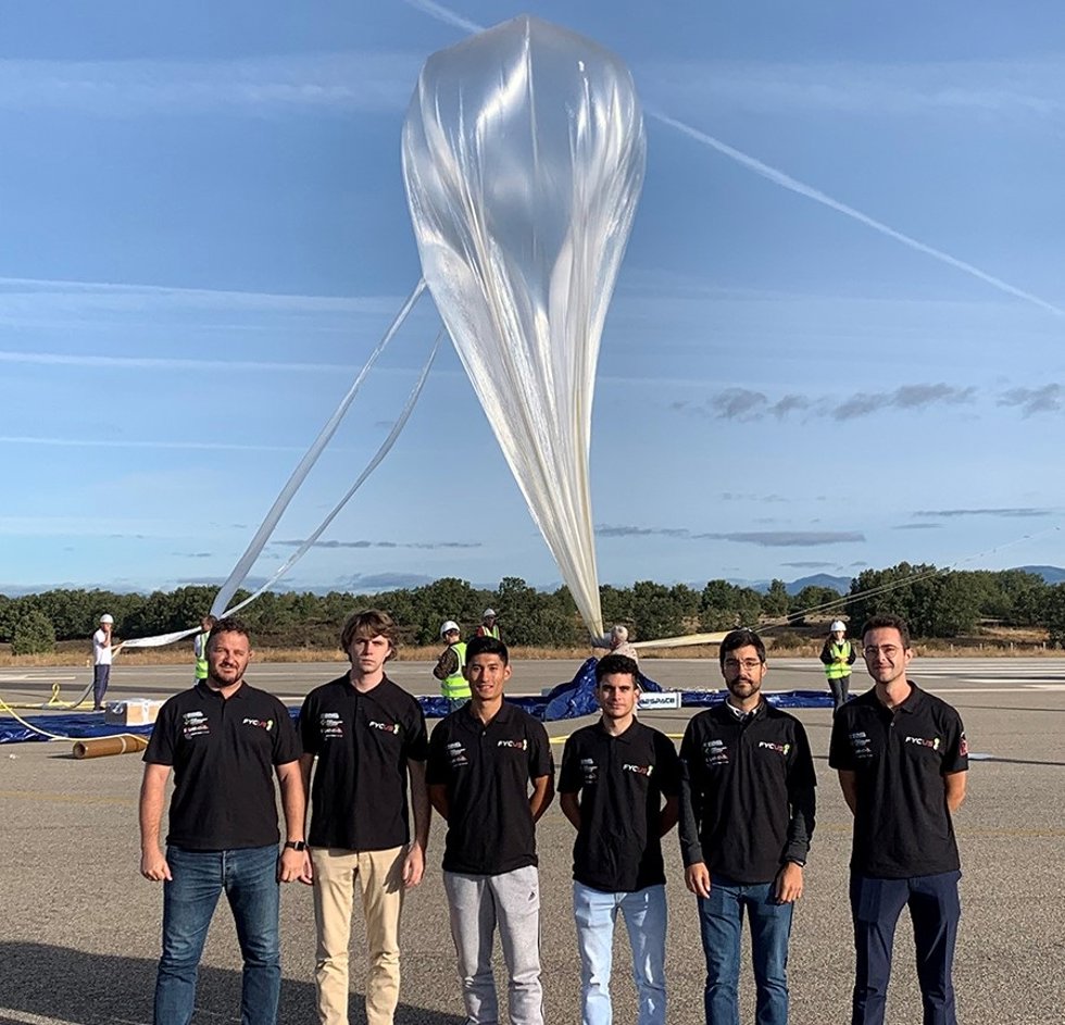 Equipo de estudiantes de la US que ha lanzado un nanosatélite.