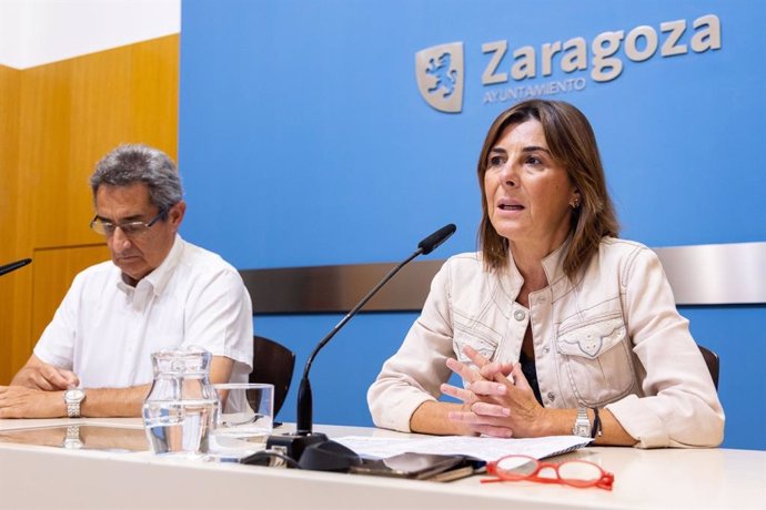 La concejal delegada de Vivienda del Ayuntamiento de Zaragoza, Carolina Andreu, y el portavoz del grupo municipal de VOX, Julio Calvo