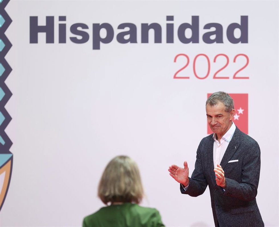 Archivo - El director de la Oficina del Español, Toni Cantó, aplaude a la consejera de Cultura, Turismo y Deporte, Marta Rivera de la Cruz, en la presentación de la segunda edición de Hispanidad 2022, en la Real Casa de Correos, a 6 de julio de 2022, e