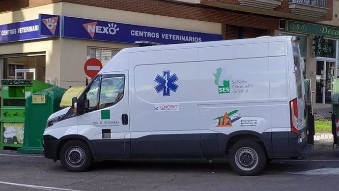 Archivo - Una ambulancia estacionada en Mérida.