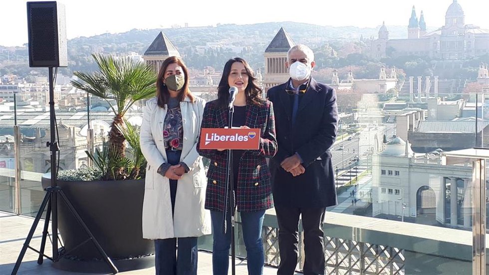Archivo - La presidenta de Cs, Inés Arrimadas; el líder de Cs en el Parlament, Carlos Carrizosa; y la presidenta de Cs en el Ayuntamiento de Barcelona, Luz Guilarte, en rueda de prensa. Foto de archivo.