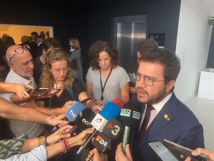 El presidente de la Generalitat, Pere Aragons, atiende a los medios este viernes en el DFactory en Barcelona
