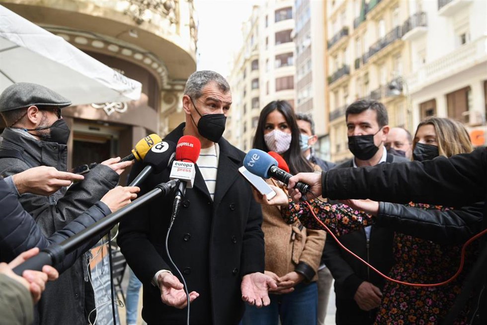 Archivo - Toni Cantó acompañado por Begoña Villacís. 