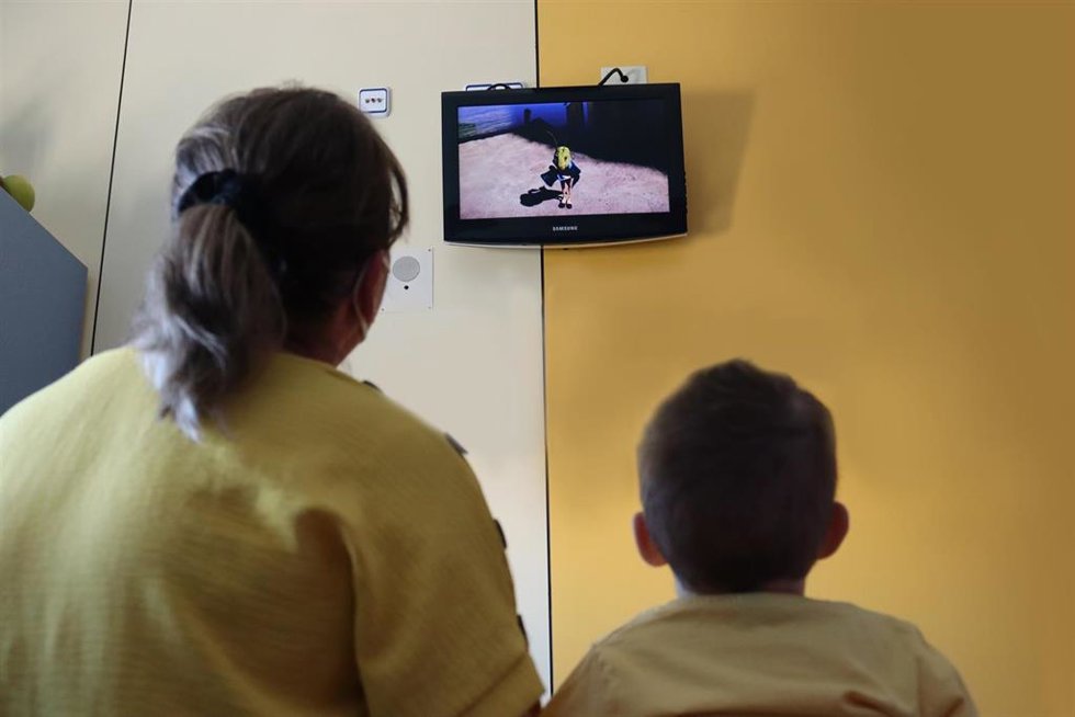 Un menor ingresado y su abuela disfrutan de la película.