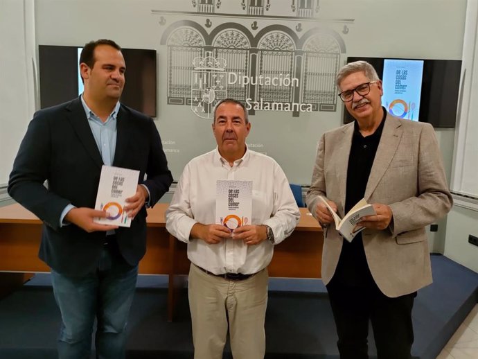 El autor del libro, Santiago Juanes (centro), junto al diputado provincial David Mingo (i), y el director del Instituto de las Identidades, Juan Francisco Blanco (d).