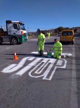 Operarios de mantenimientos en una carretera de Almería