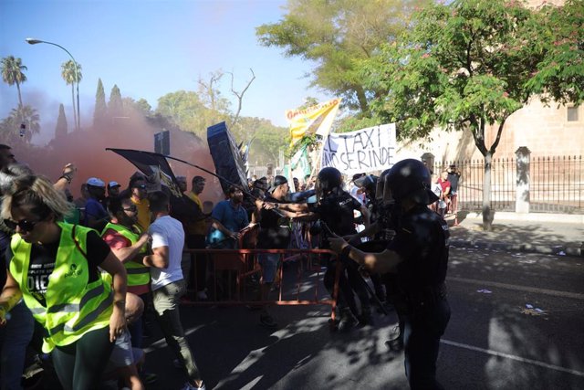 Al menos dos detenidos y carga policial en la protesta de los taxistas andaluces contra la nueva regulación para VTC.