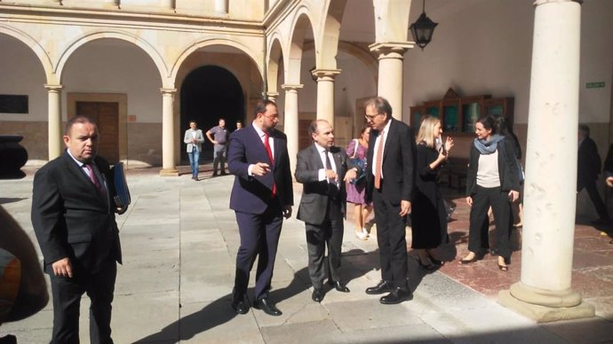 Adrián Barbón, Joan Subirarts y el rector Ignacio Villaverde.