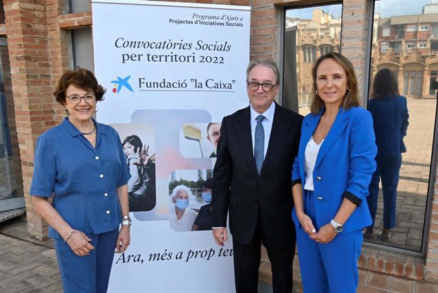 La presidenta de la Taula d'Entitats del Tercer Sector de Catalunya, Francina Alsina; el subdirector general de la Fundación La Caixa, Marc Simón; y la directora comercial de la red de Barcelona ciudad de Caixabank, Cristina Fabregat.