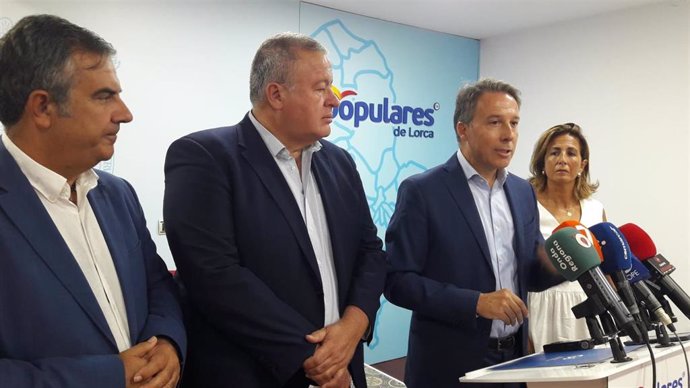 Los senadores del PP de la Región de Murcia, Francisco Bernabé, Violante Tomás y Juan María Vázquez, acompañados en rueda de prensa por la diputada nacional del PP, Isabel Borrego, y el presidente del PP en Lorca, Fulgencio Gil