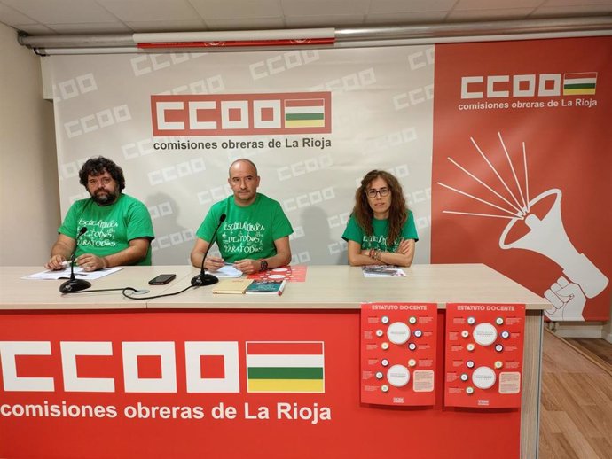 Responsables de Educación de CCOO, entre ellos el secretario general de la Federación de Enseñanza, en el centro, Pedro Javier Antolín, analizan el inicio del curso