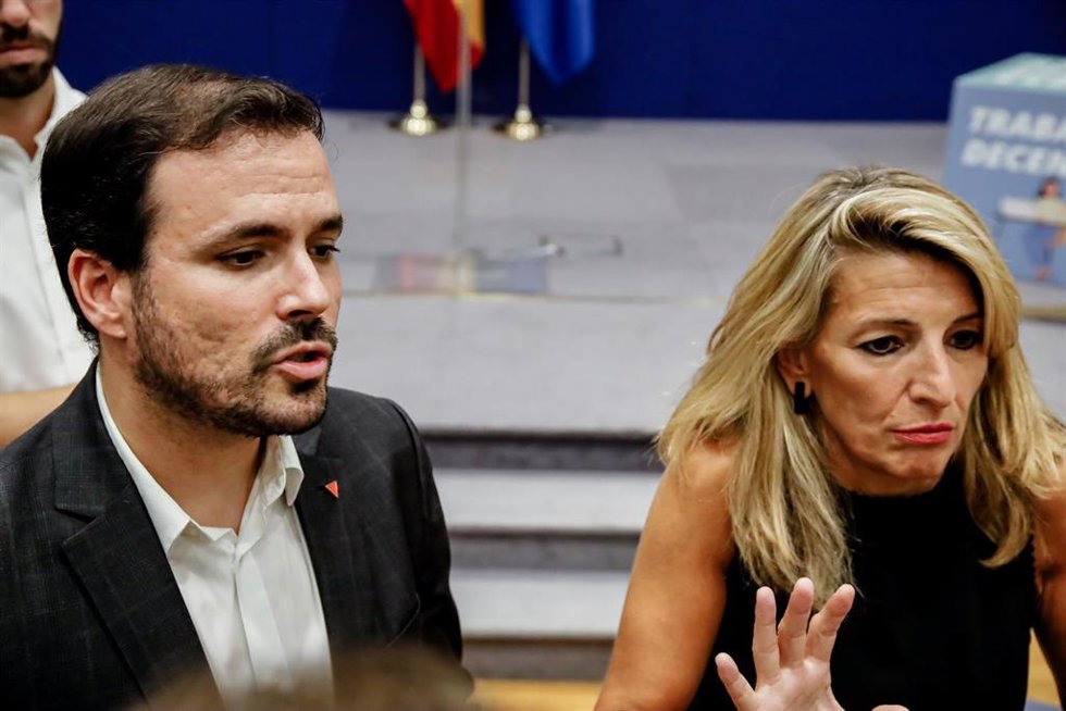 La vicepresidenta segunda del Gobierno y ministra de Trabajo y Economía Social, Yolanda Díaz, y el ministro de Consumo, Alberto Garzón, conversan con los periodistas tras una rueda de prensa posterior a una reunión en la sede del Ministerio, a 8 de sept