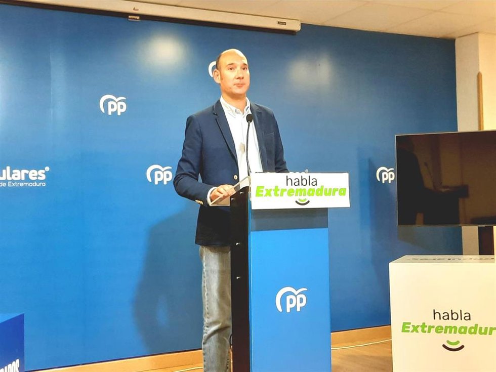 El portavoz del PP extremeño, José Ángel Sánchez Juliá, en rueda de prensa en Mérida