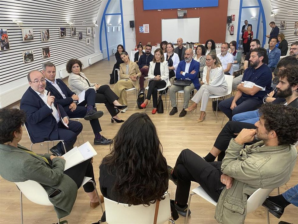 El ministro de Cultura y Deporte, Miquel Iceta, en un encuentro con representantes del sector cultural gallego en Santiago